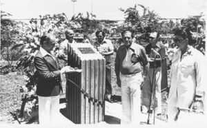 Inauguração do Bosque, O Diretor Hernani Henning entre o seus pais  - 21.09.1978
