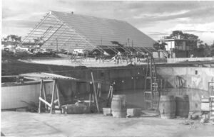 Dez. de 1960, a construção da 1ª piscina social.